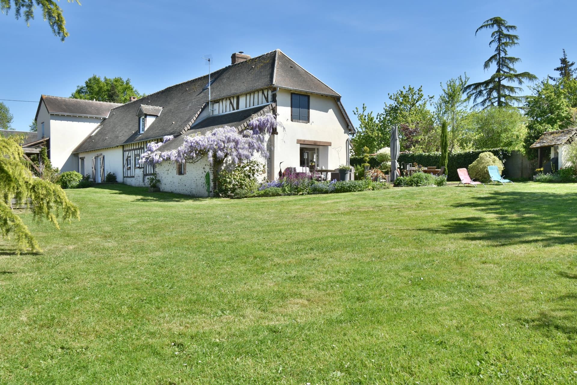 Charming Renovated Farmhouse With 6 Bedrooms And Wooded Park — in France