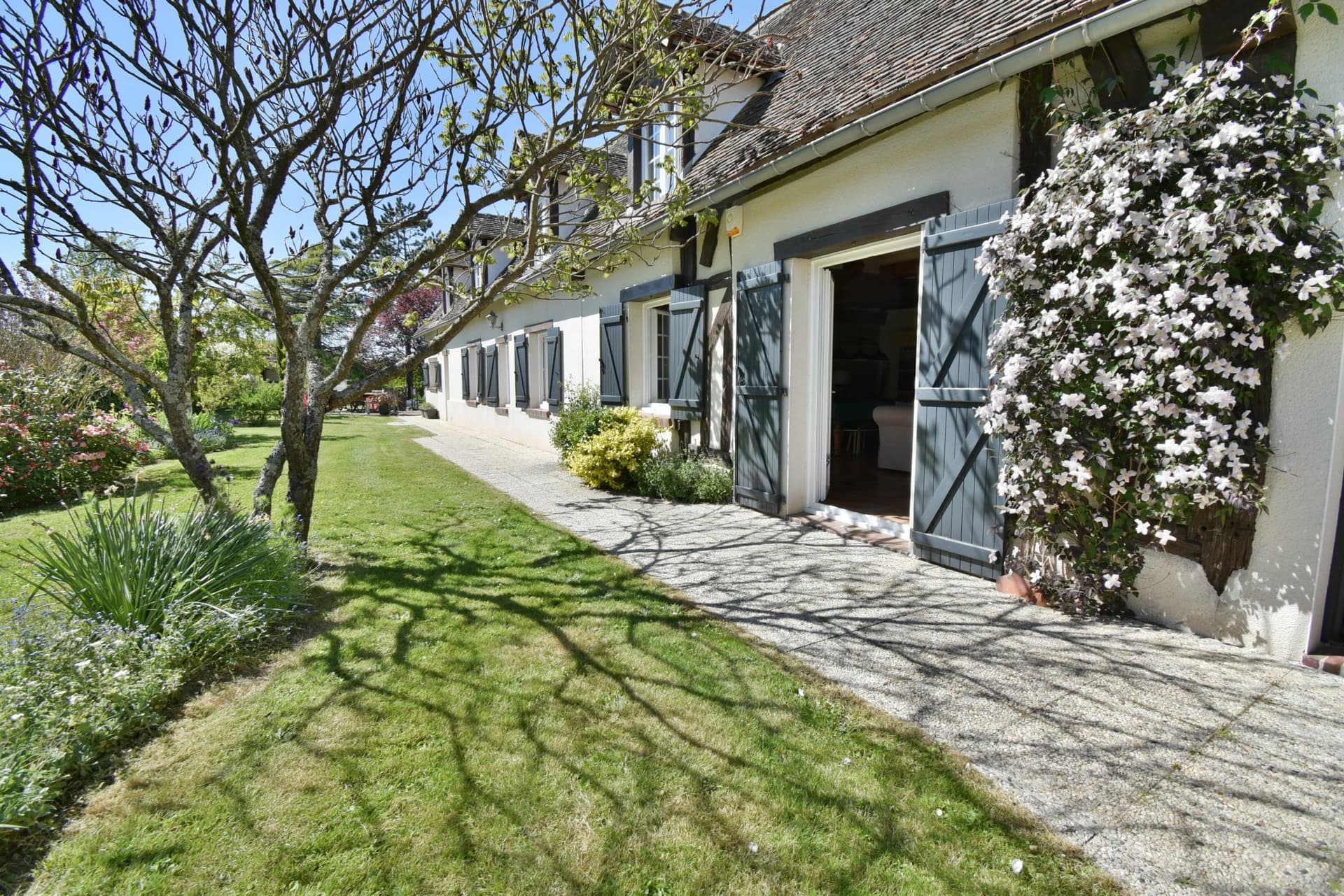 Charming Renovated Farmhouse With 6 Bedrooms And Wooded Park 2