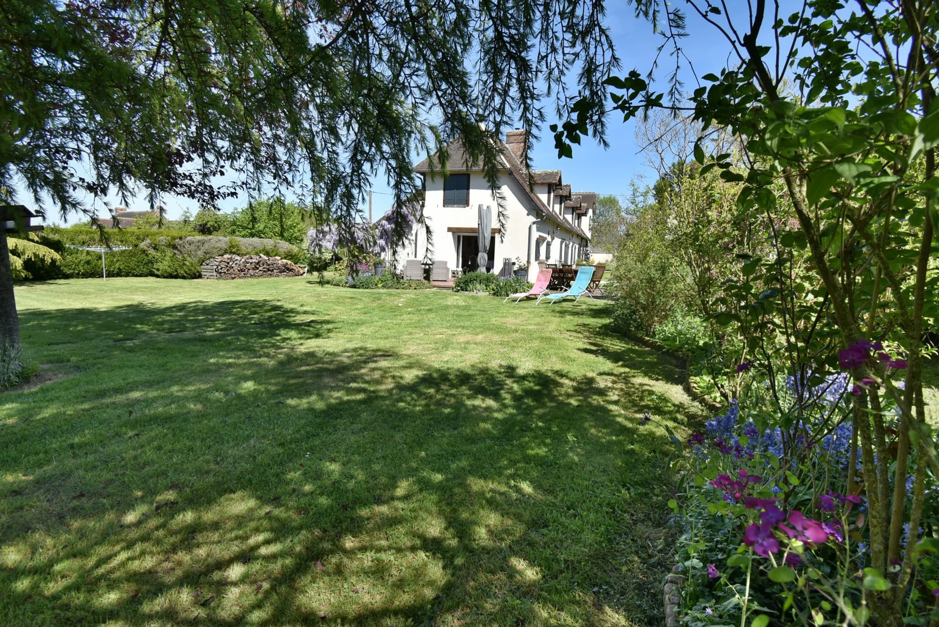 Charming Renovated Farmhouse With 6 Bedrooms And Wooded Park 3