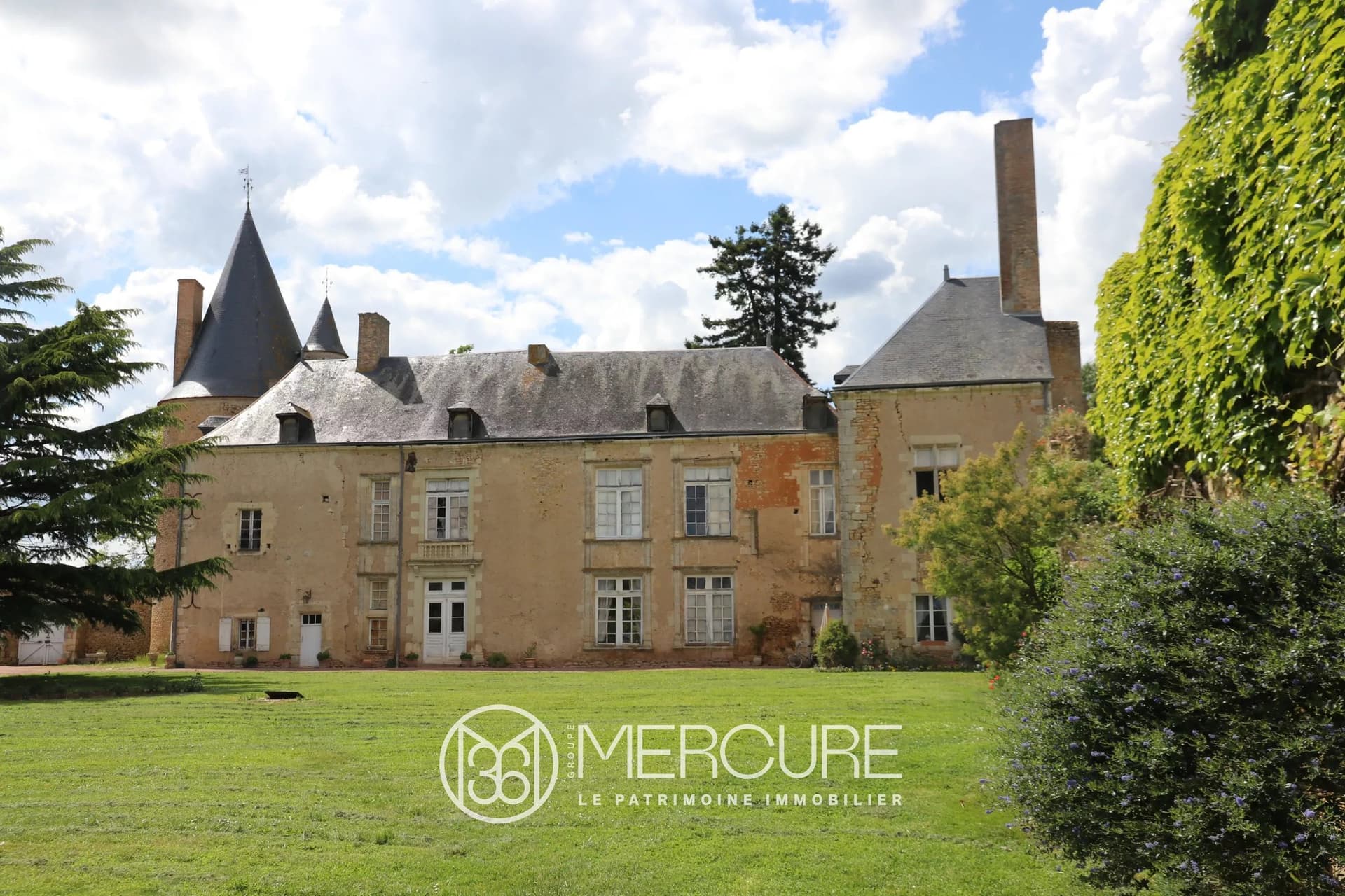 Historic Château With Extensive Grounds And Outbuildings 4