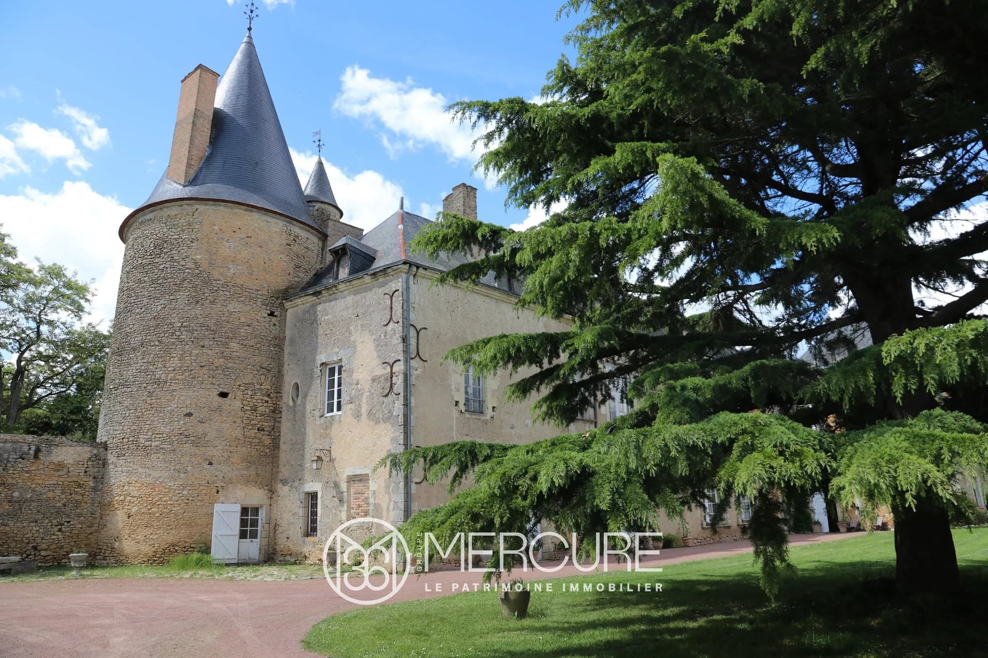 Historic Château With Extensive Grounds And Outbuildings 5