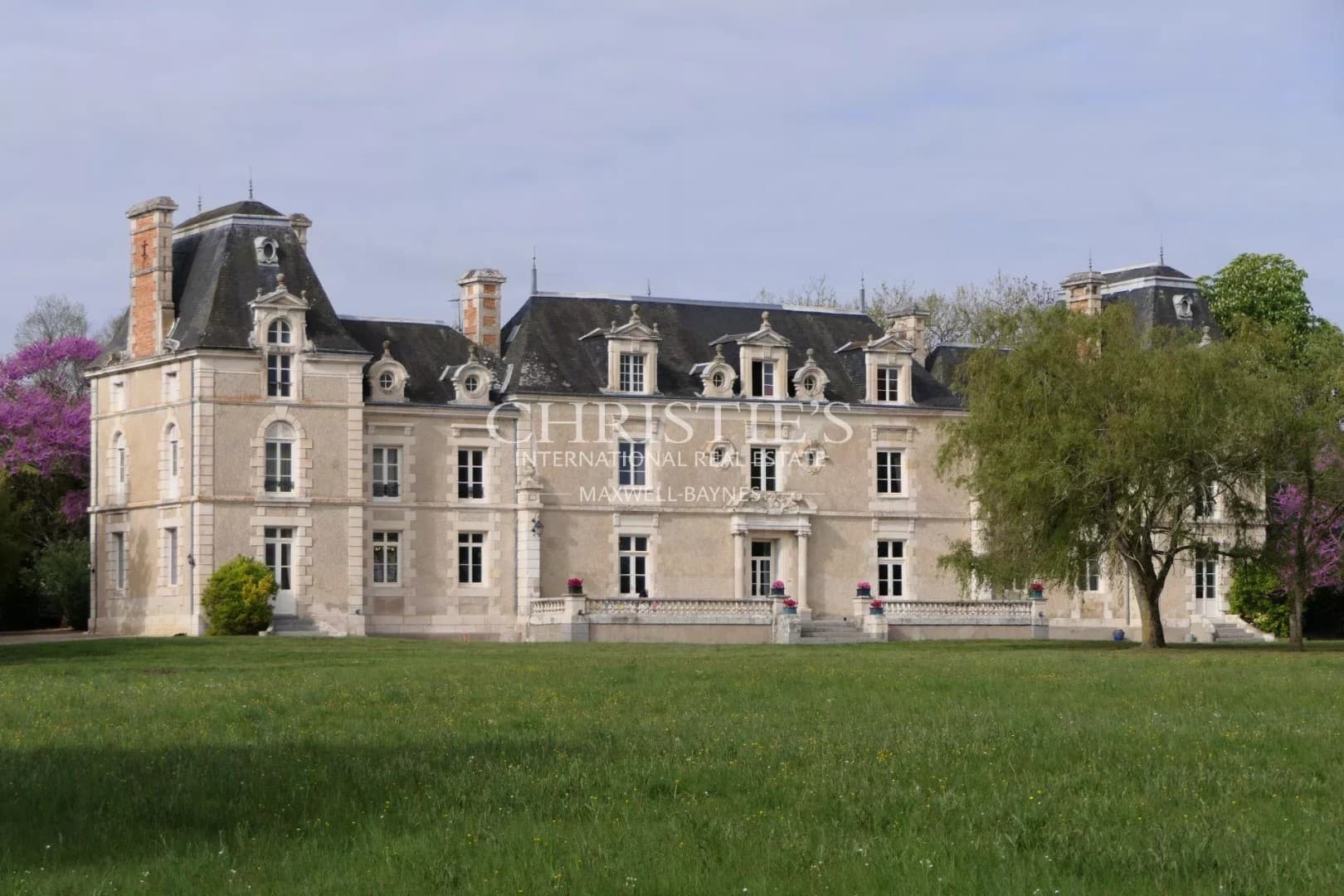 19th Century Château with 6 Bedrooms and 10 Hectares of Land — Château for sale in France