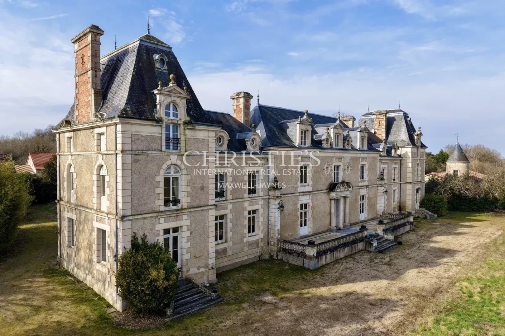 19th Century Château with 6 Bedrooms and 10 Hectares of Land 4