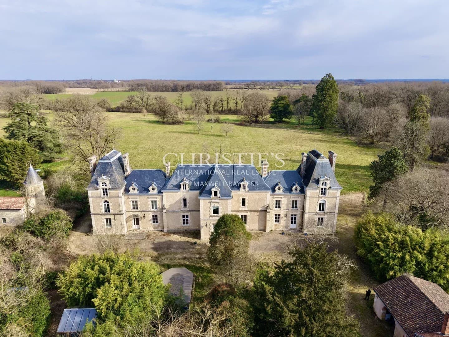 19th Century Château with 6 Bedrooms and 10 Hectares of Land 5