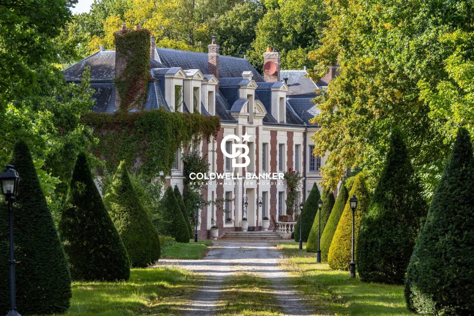 Elegant Château With 7 Bedrooms And Beautiful Gardens — Château for sale in France