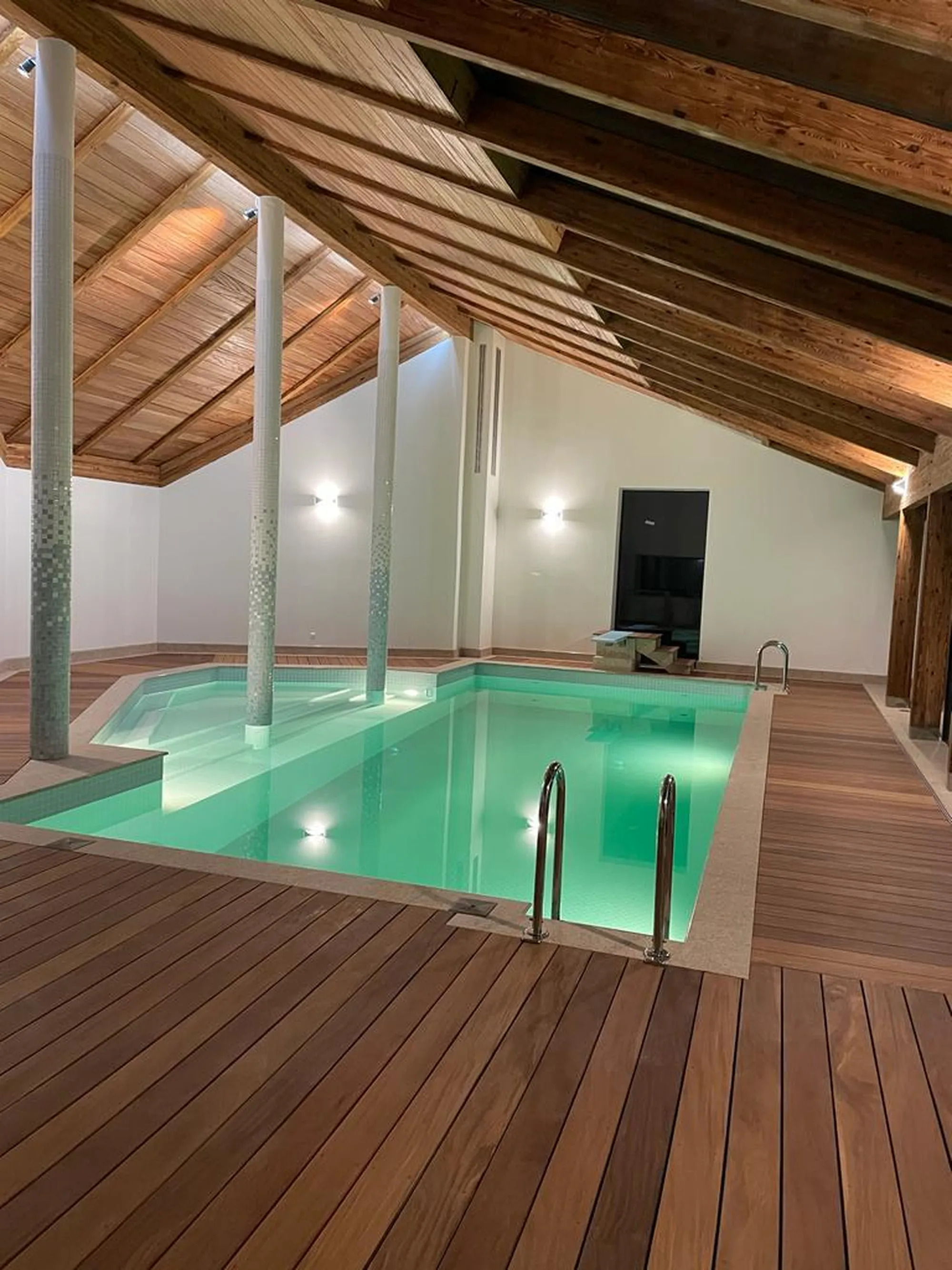 Elegant Estate with Indoor Pool in Prestigious Konstancin-Jeziorna 2