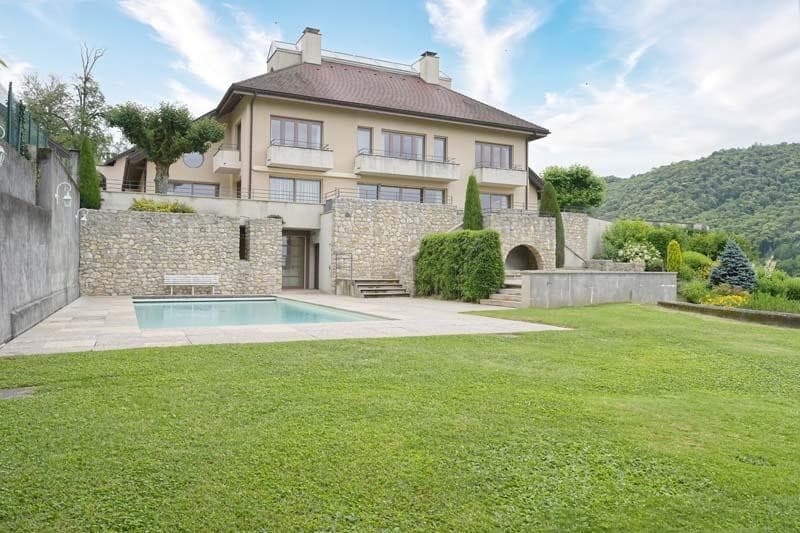 Modern Castle with 5 Bedrooms and 4 Bathrooms 2