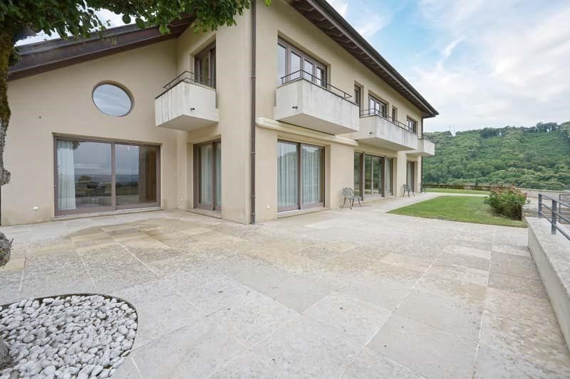 Modern Castle with 5 Bedrooms and 4 Bathrooms 3