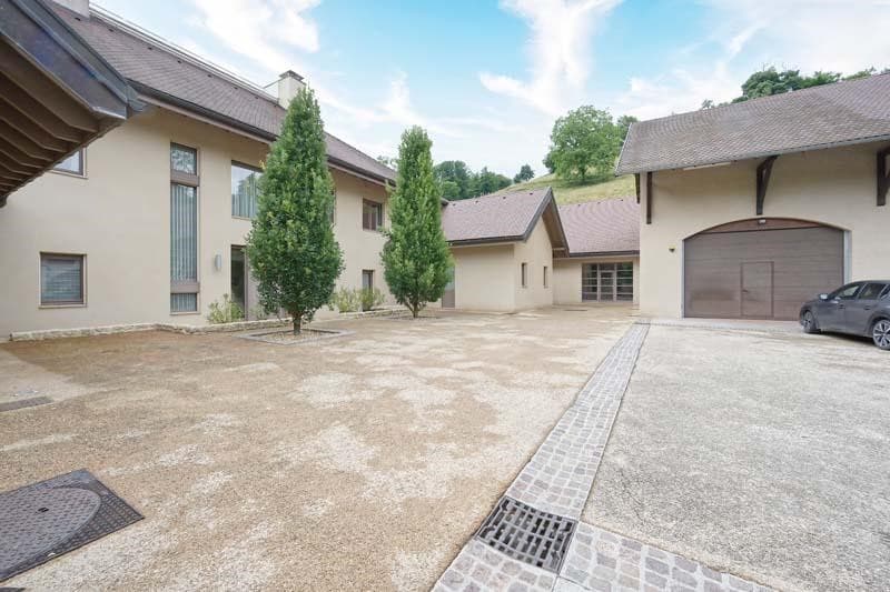Modern Castle with 5 Bedrooms and 4 Bathrooms 4