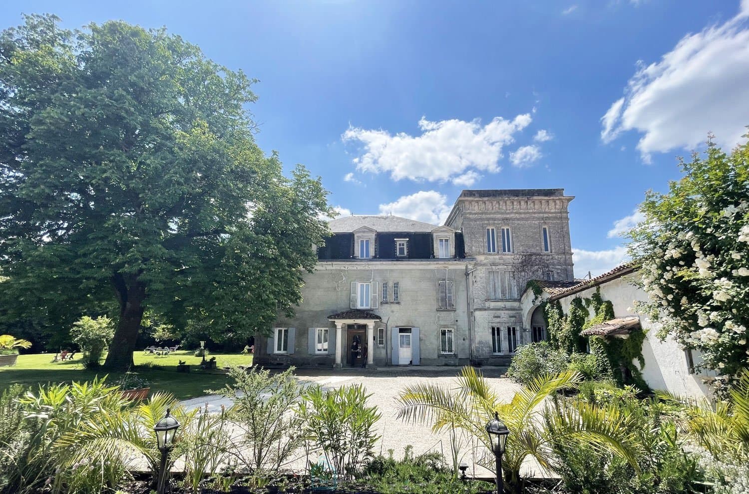 18th Century Château With Guest House And Outbuildings In A 2 Hectare Park 2