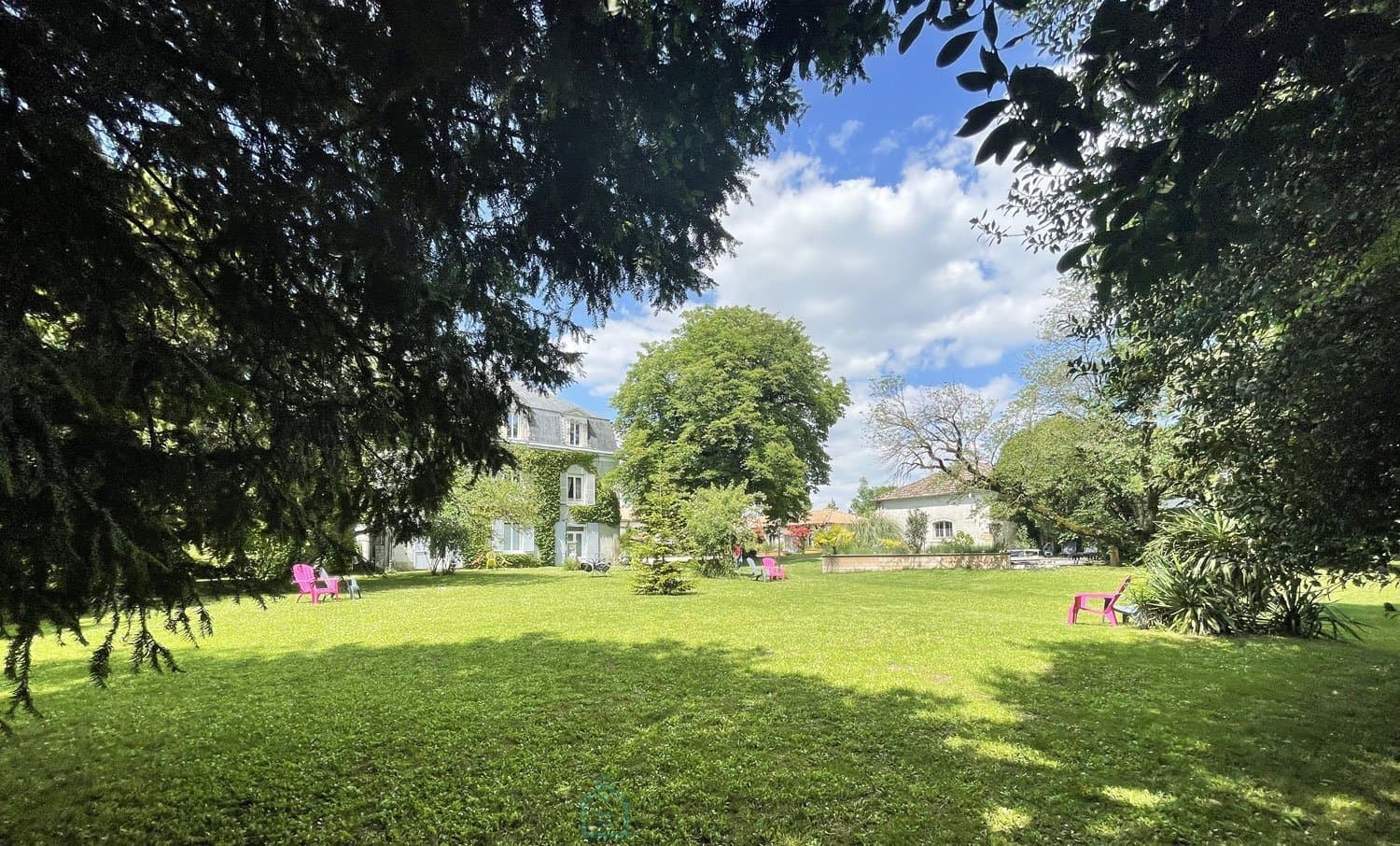 18th Century Château With Guest House And Outbuildings In A 2 Hectare Park 4