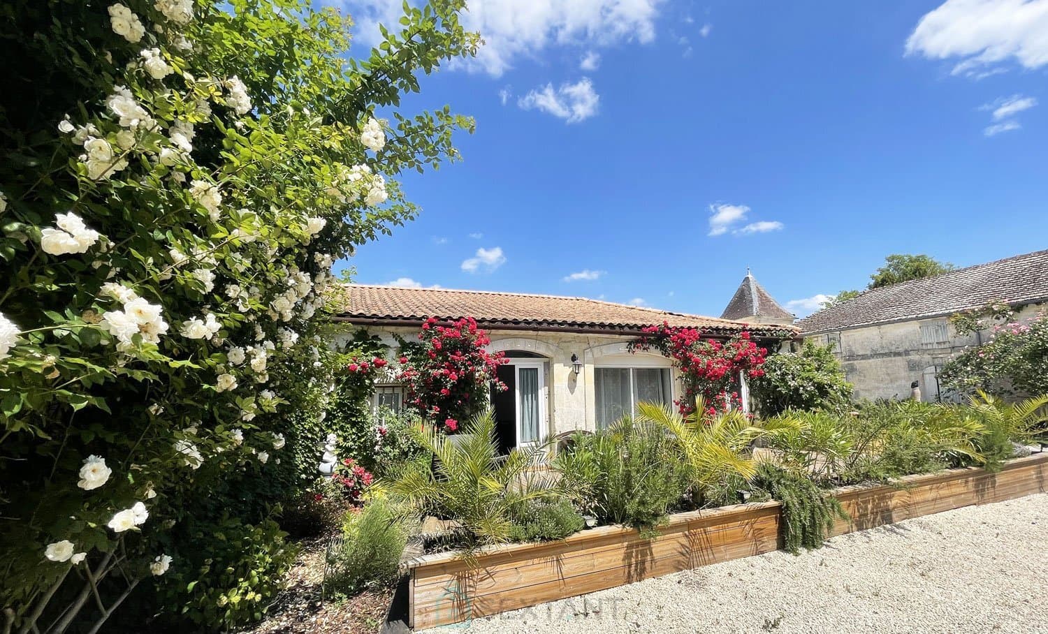 18th Century Château With Guest House And Outbuildings In A 2 Hectare Park 5