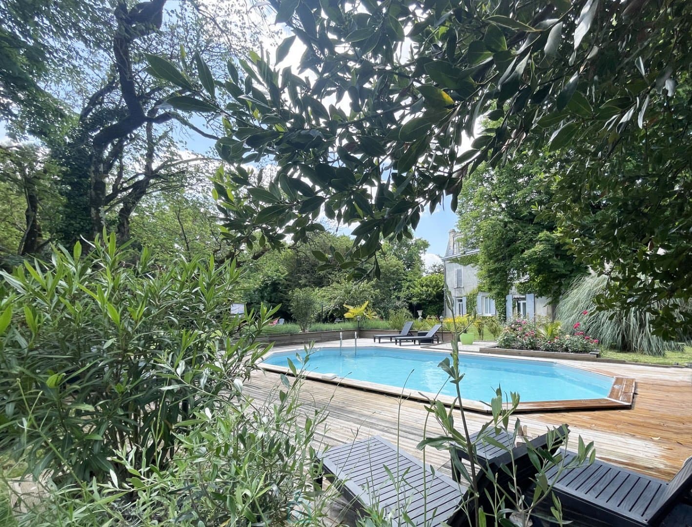 18th Century Château With Guest House And Outbuildings In A 2 Hectare Park 3