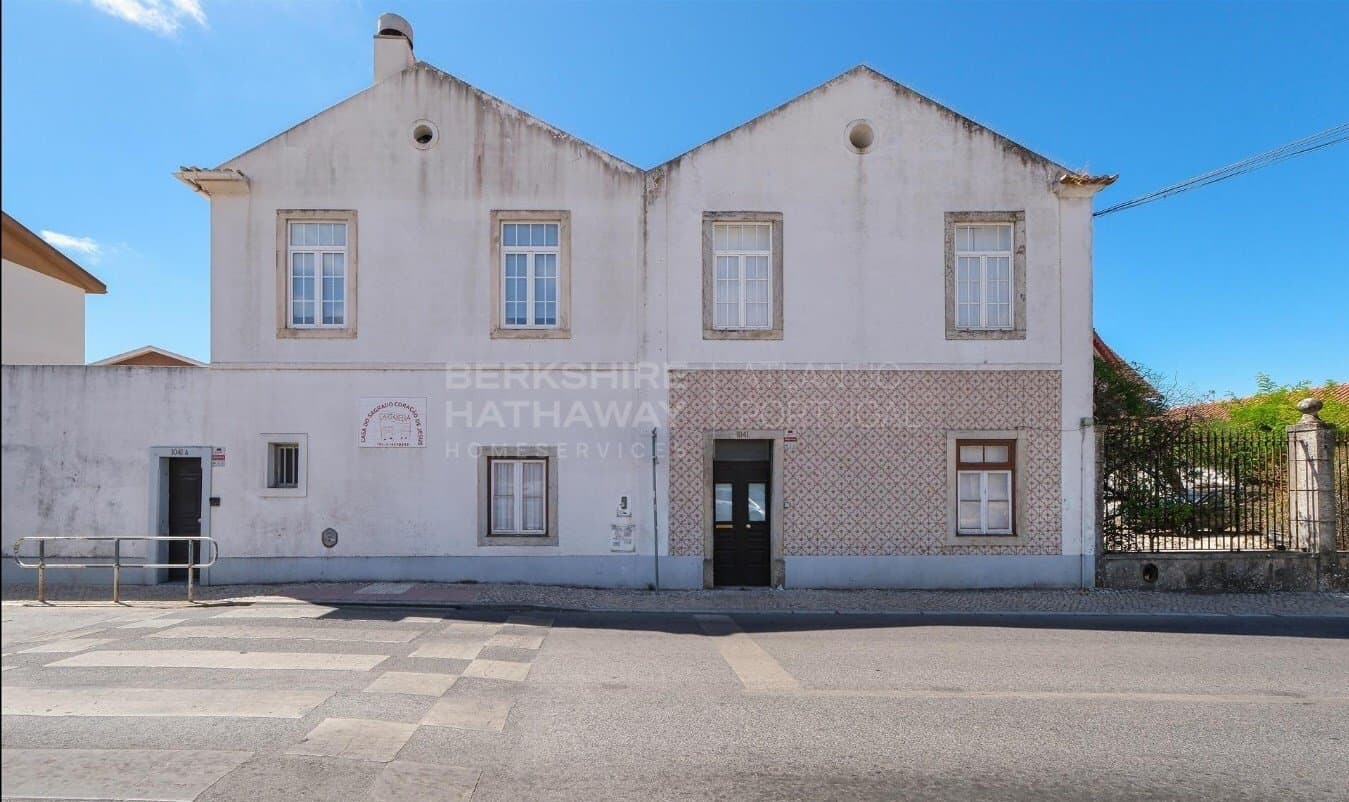 Historic Palace Complex in Prime Carcavelos Location 2