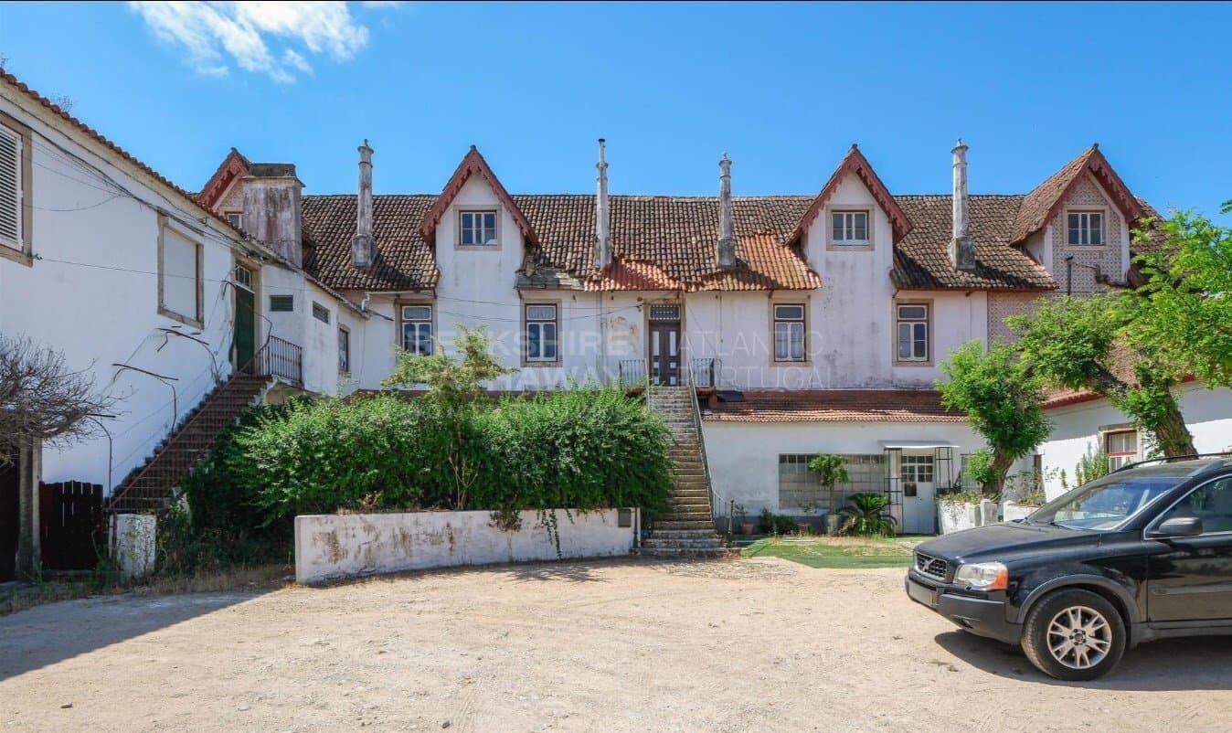 Historic Palace Complex in Prime Carcavelos Location 3