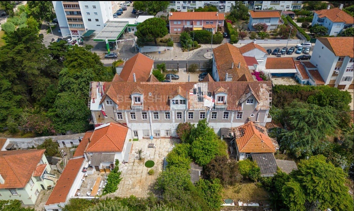 Historic Palace Complex in Prime Carcavelos Location 4