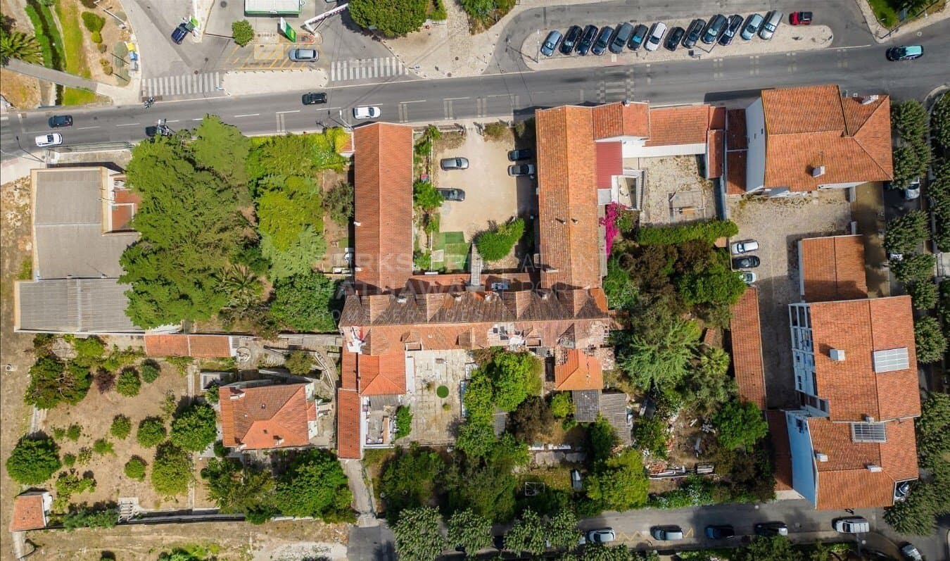 Historic Palace Complex in Prime Carcavelos Location 5