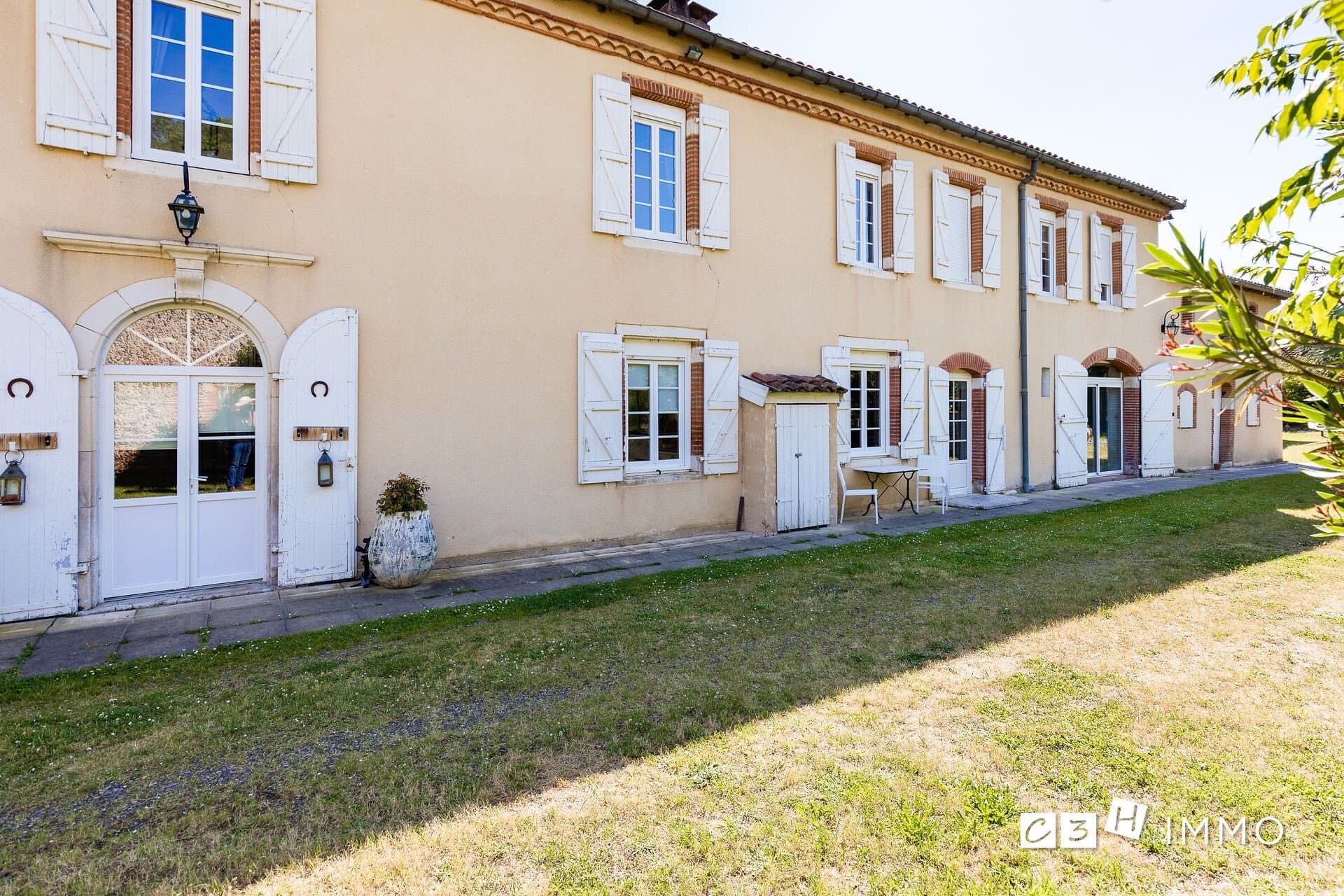 Exceptional Château with 5 Suites and 3 Hectares of Parkland — Château for sale in France