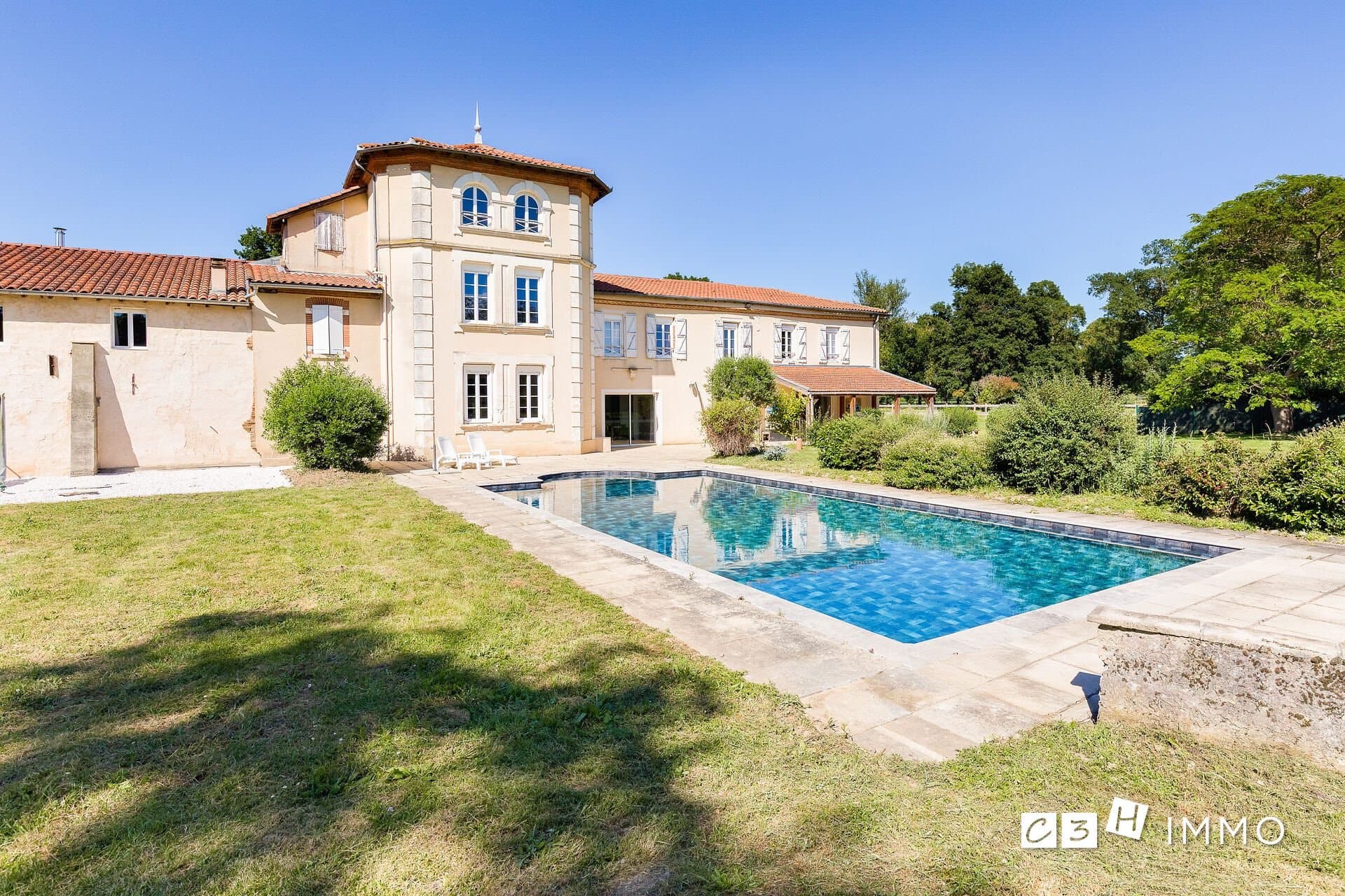 Exceptional Château with 5 Suites and 3 Hectares of Parkland 5