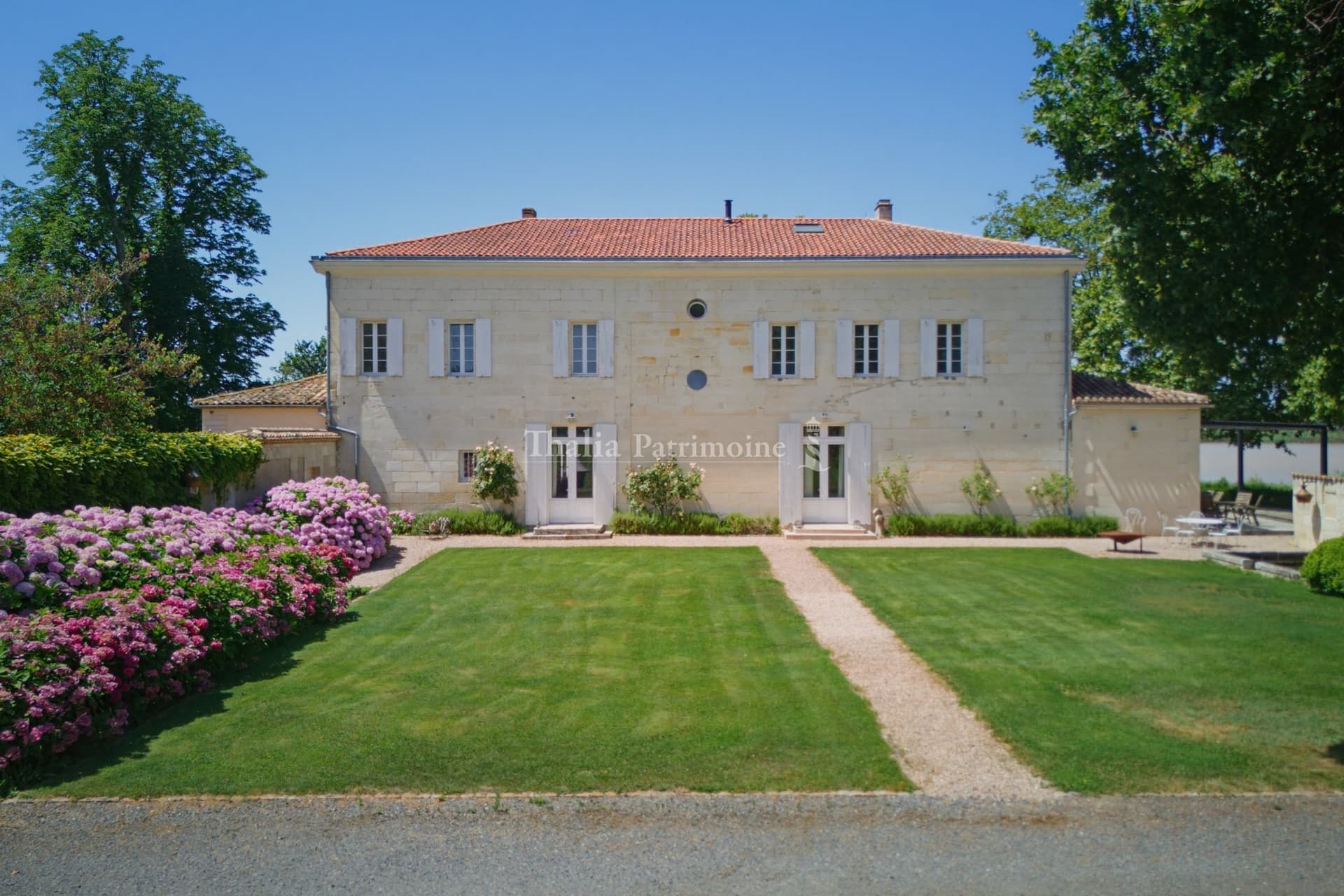 Magnificent 18th Century Manor House With Heated Pool And Extensive Grounds — Manor House for sale in Nouvelle-Aquitaine, France