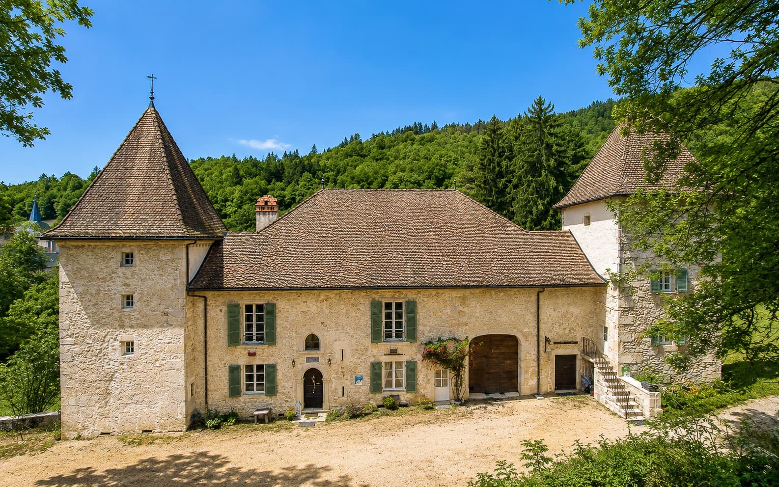 Historic Château with Double Living Room and Swimming Pool 2