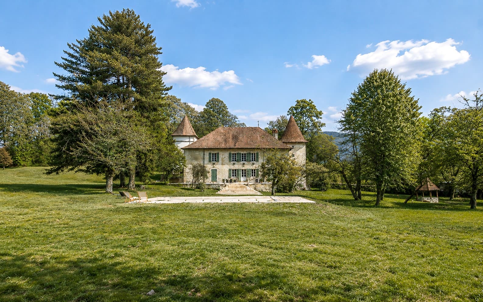 Historic Château with Double Living Room and Swimming Pool 3