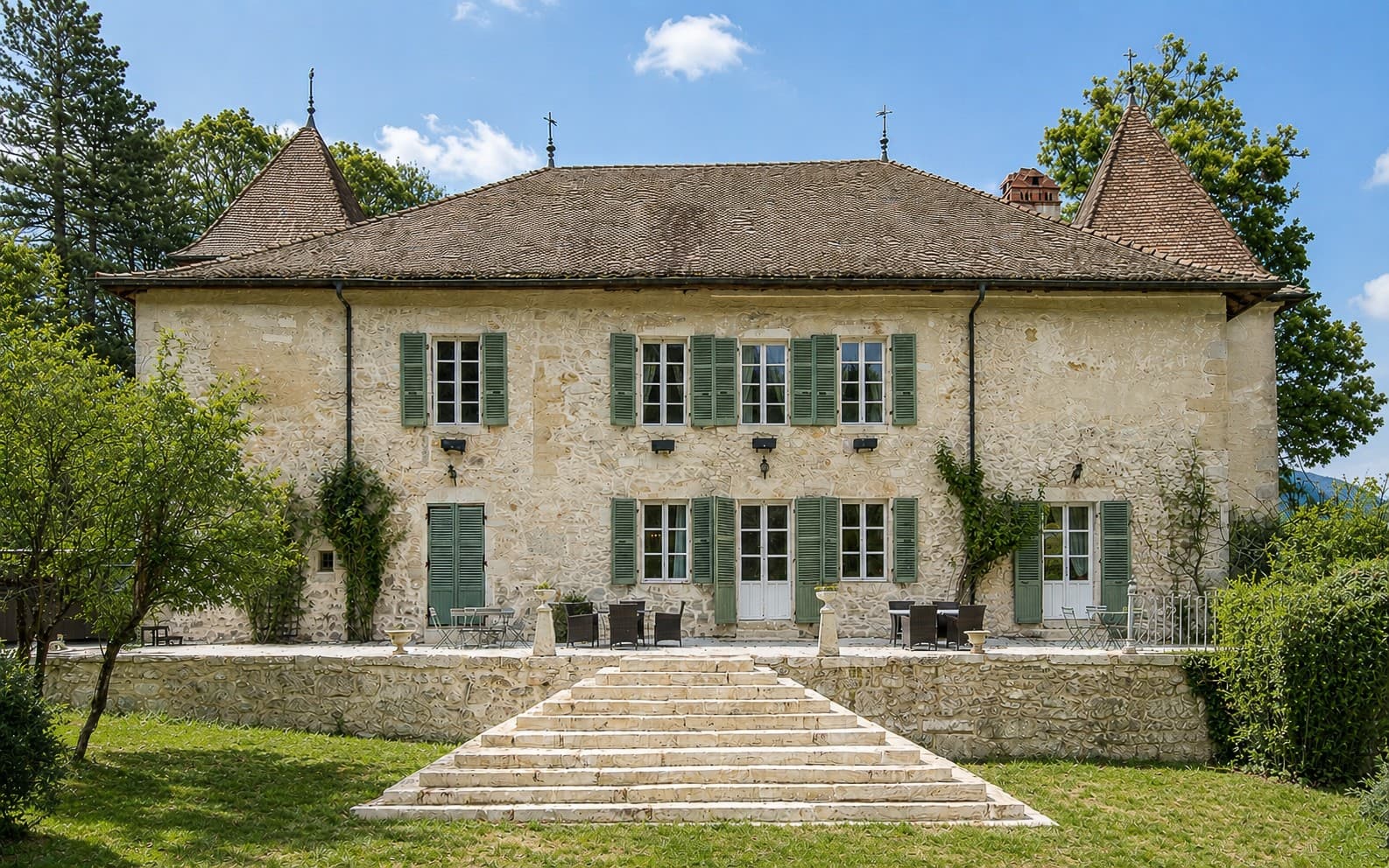 Historic Château with Double Living Room and Swimming Pool 4