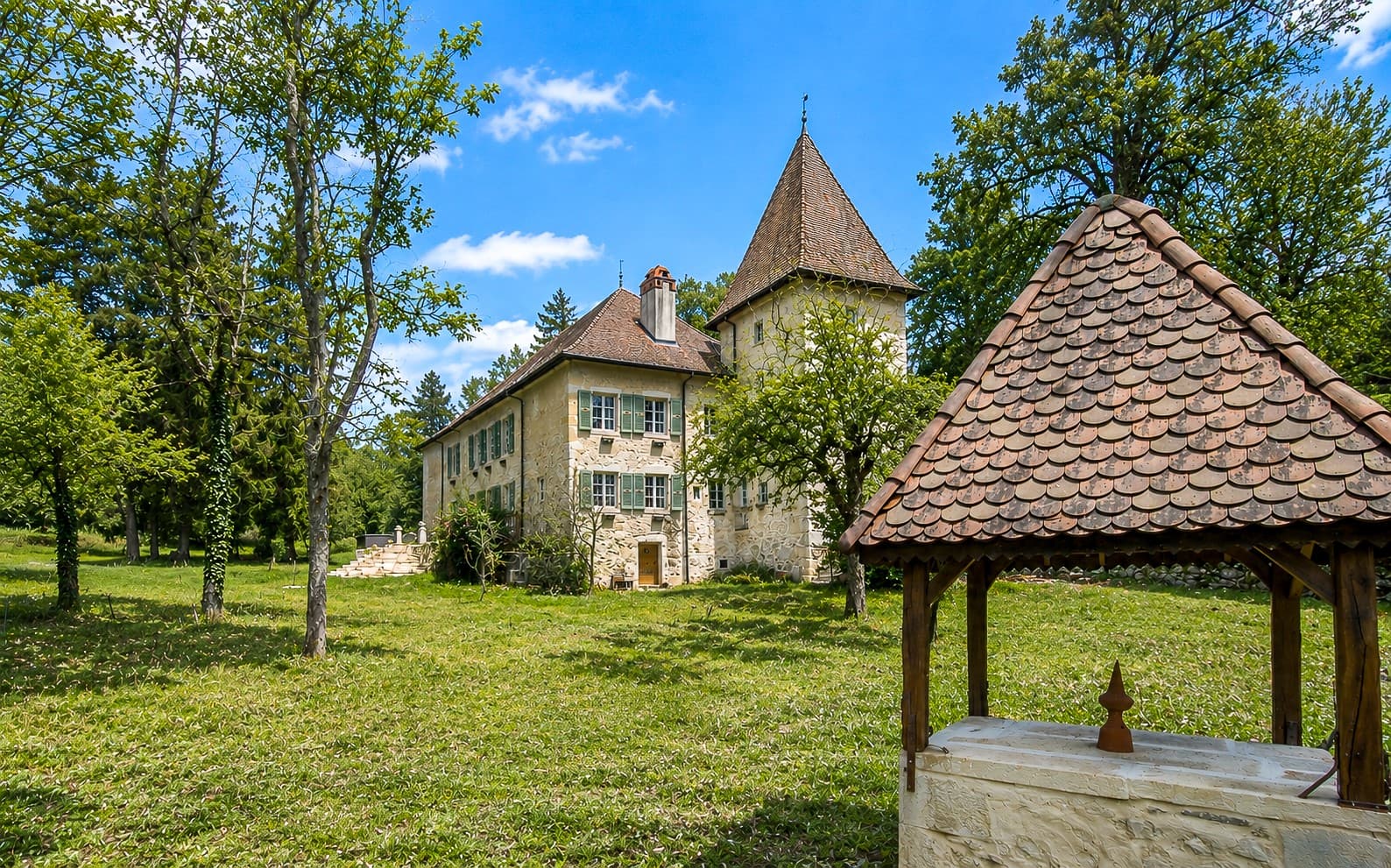 Historic Château with Double Living Room and Swimming Pool 5