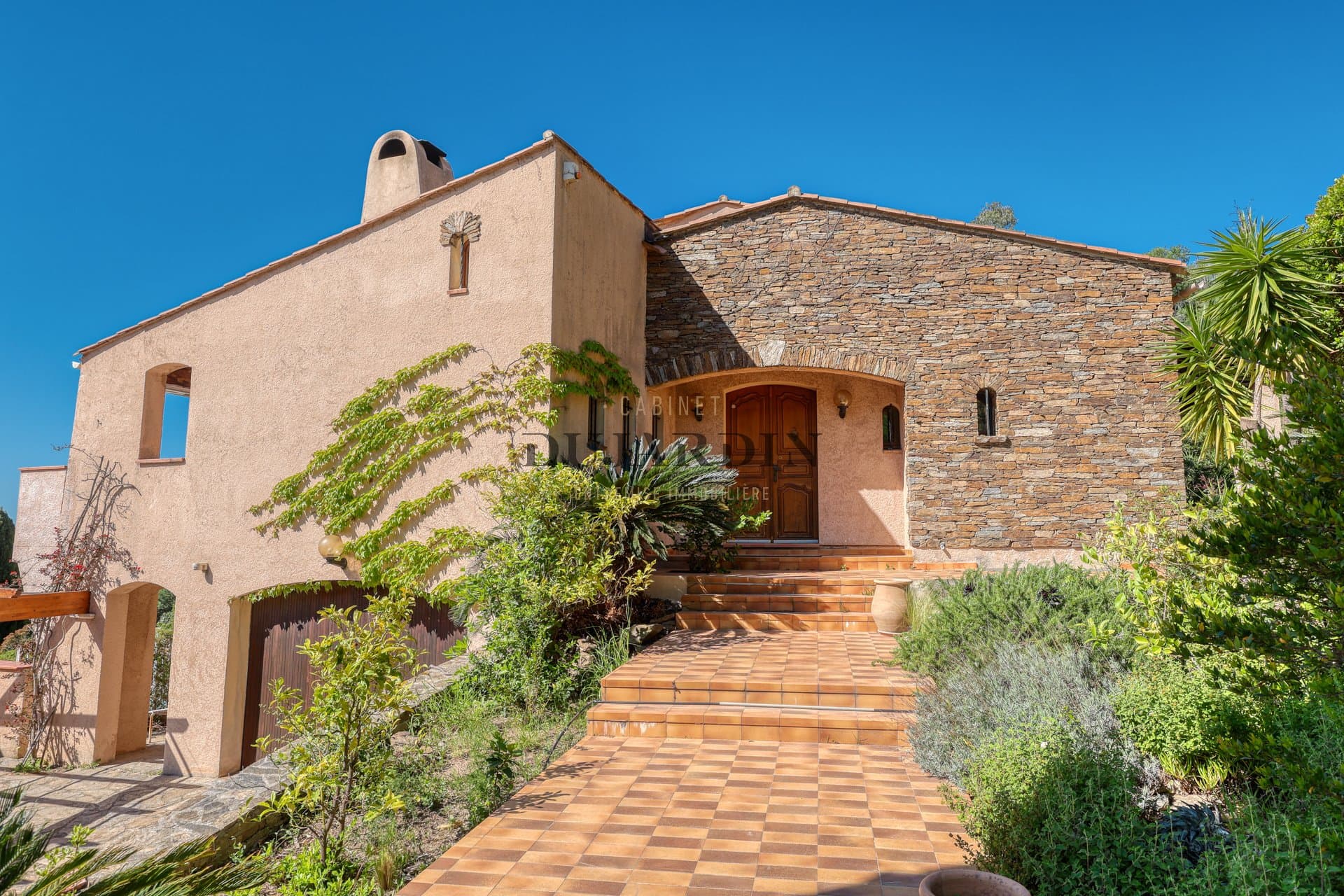 Spacious Villa With Independent Apartment And Sea View — Villa for sale in France