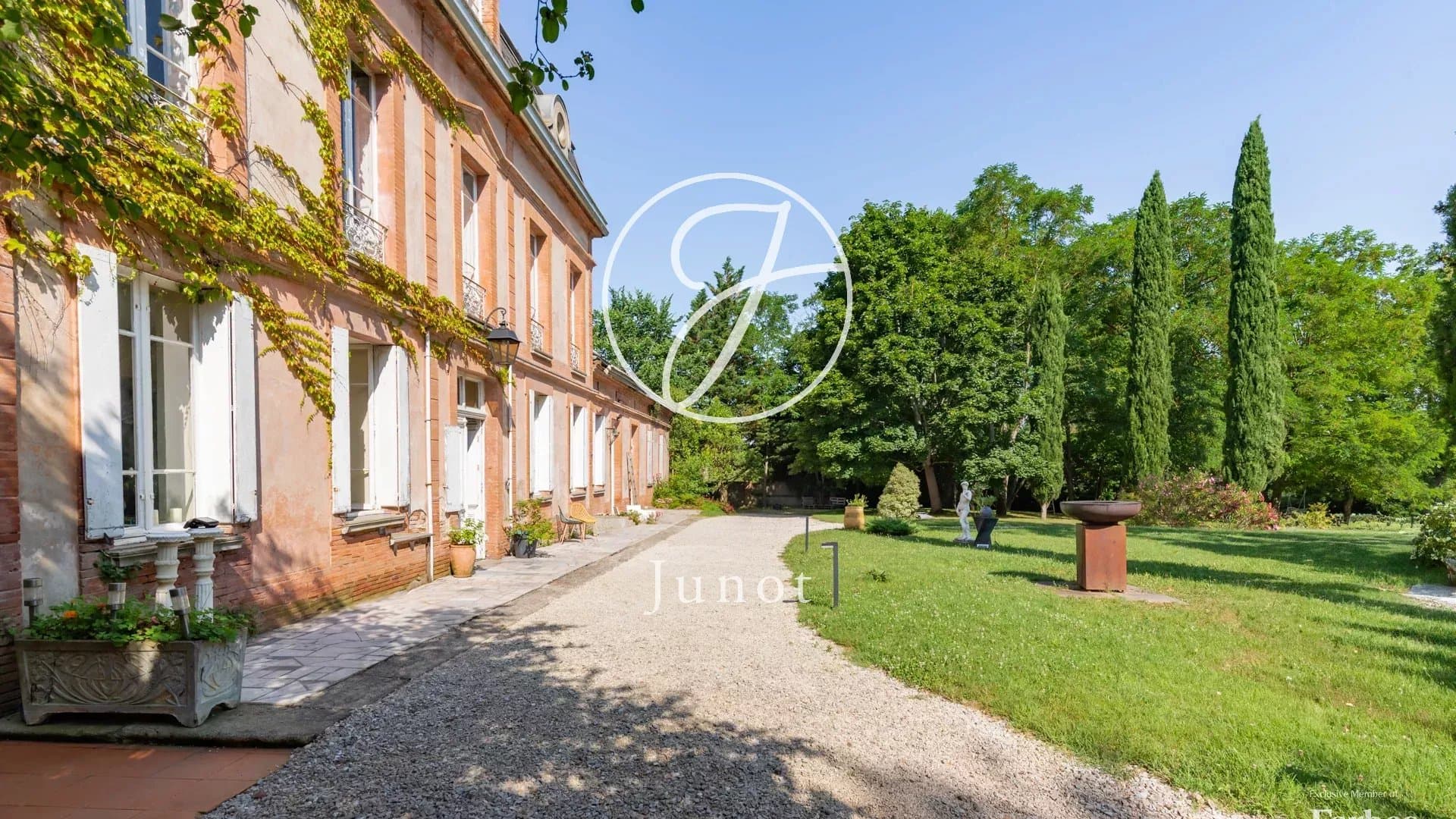 Elegant 18th Century Château With Established Hospitality Business 3