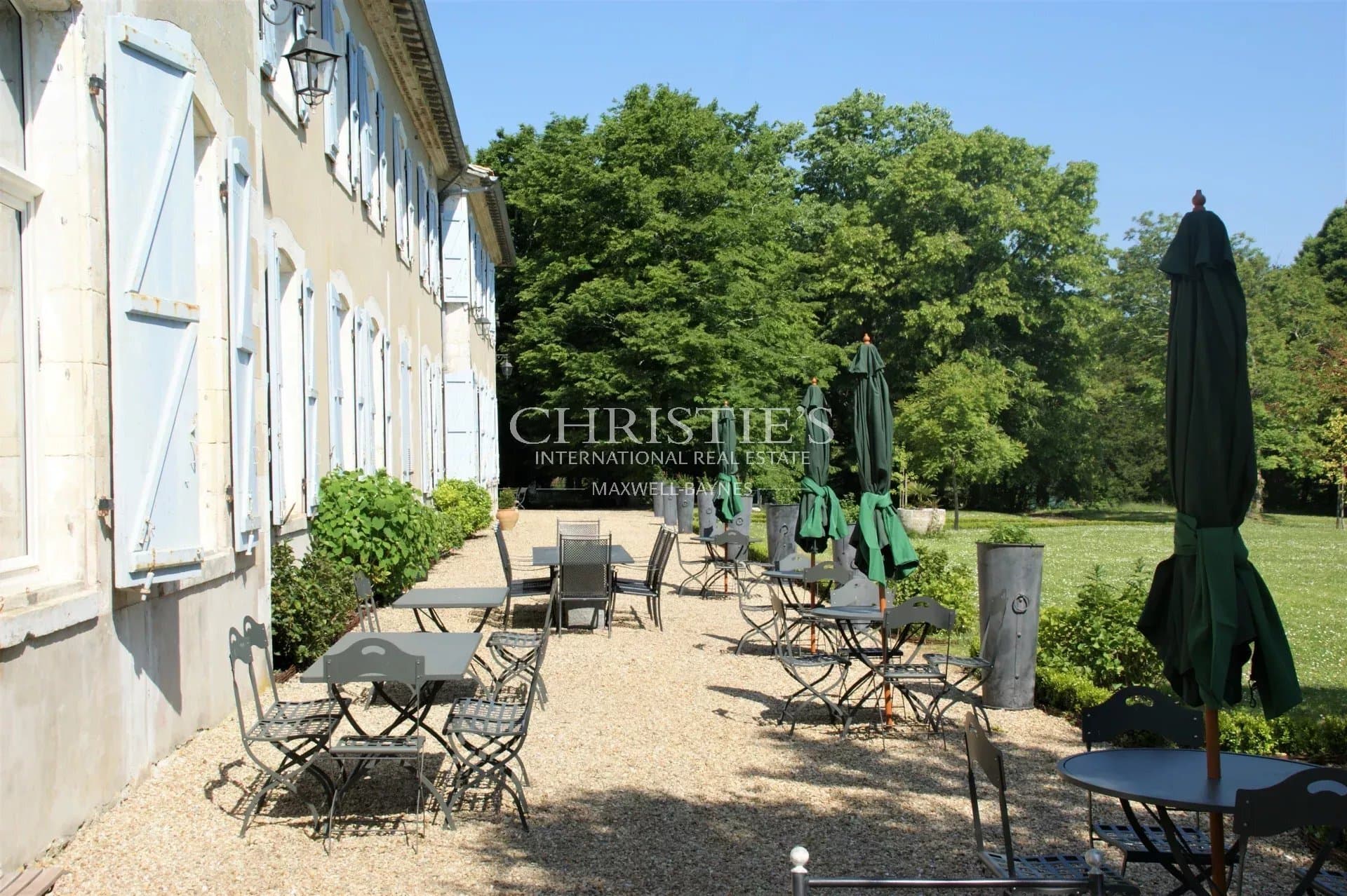 Elegant 18th Century Château With Extensive Grounds Near Royan 4