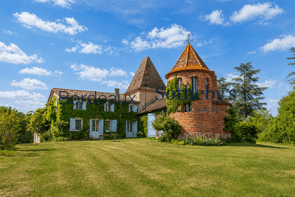 Exceptional 16th Century Château With Private Lake And Swimming Pool — Château for sale in Bordeaux, France