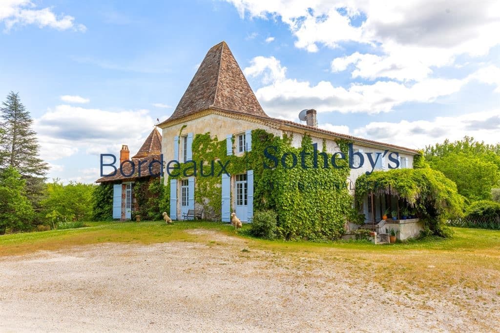 Exceptional 16th Century Château With Private Lake And Swimming Pool 2