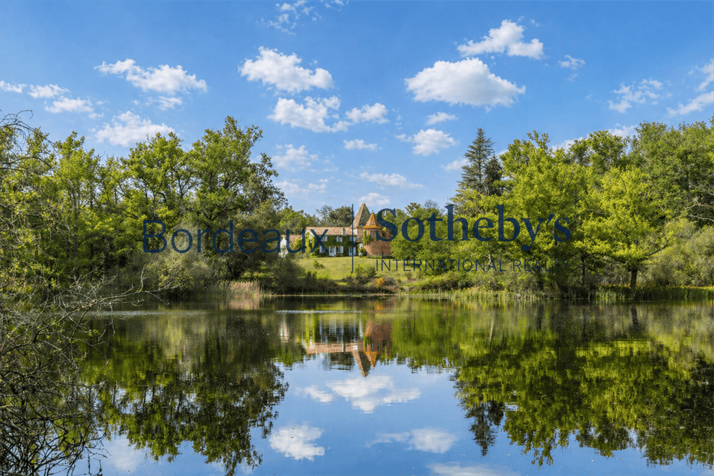 Exceptional 16th Century Château With Private Lake And Swimming Pool 3