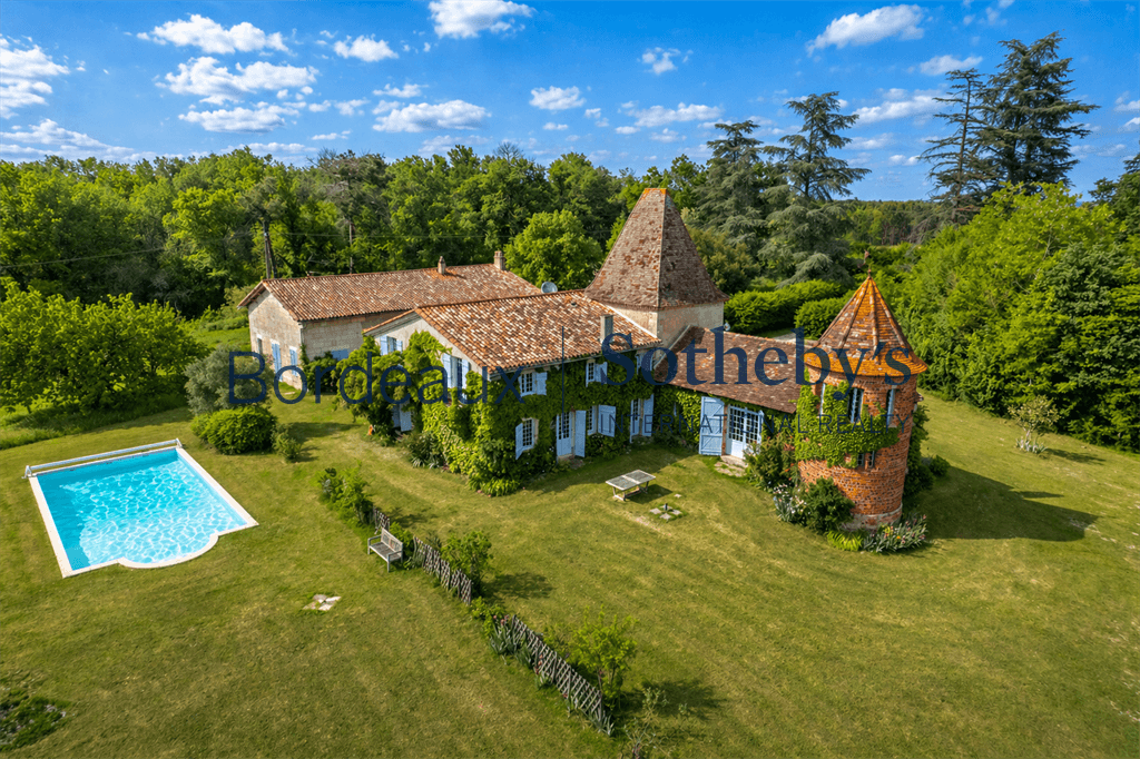 Exceptional 16th Century Château With Private Lake And Swimming Pool 4