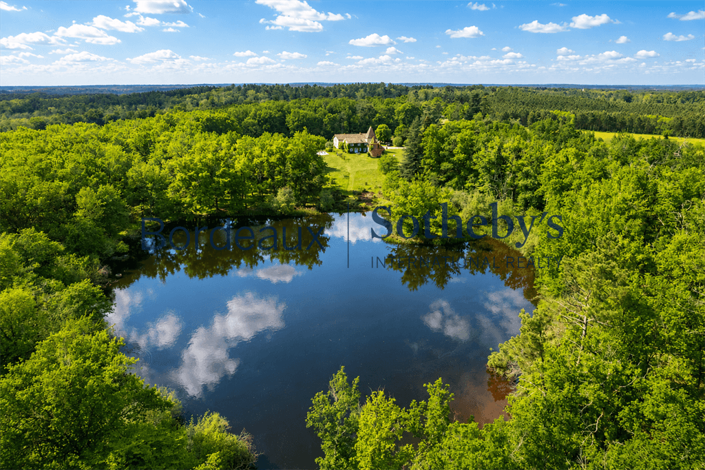 Exceptional 16th Century Château With Private Lake And Swimming Pool 5