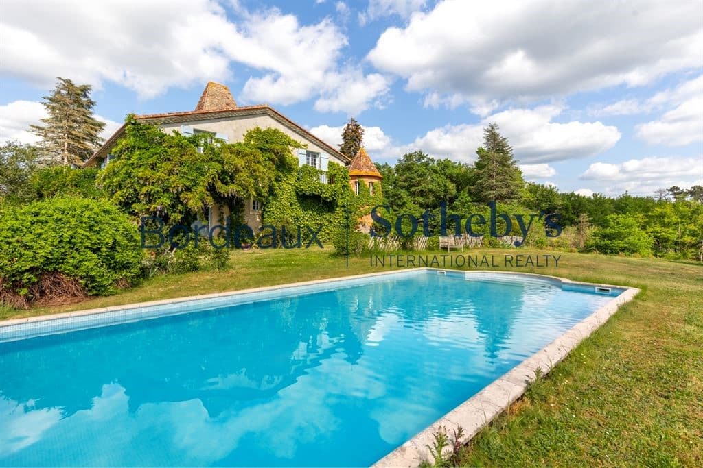 Exceptional 16th Century Château With Private Lake And Swimming Pool 3