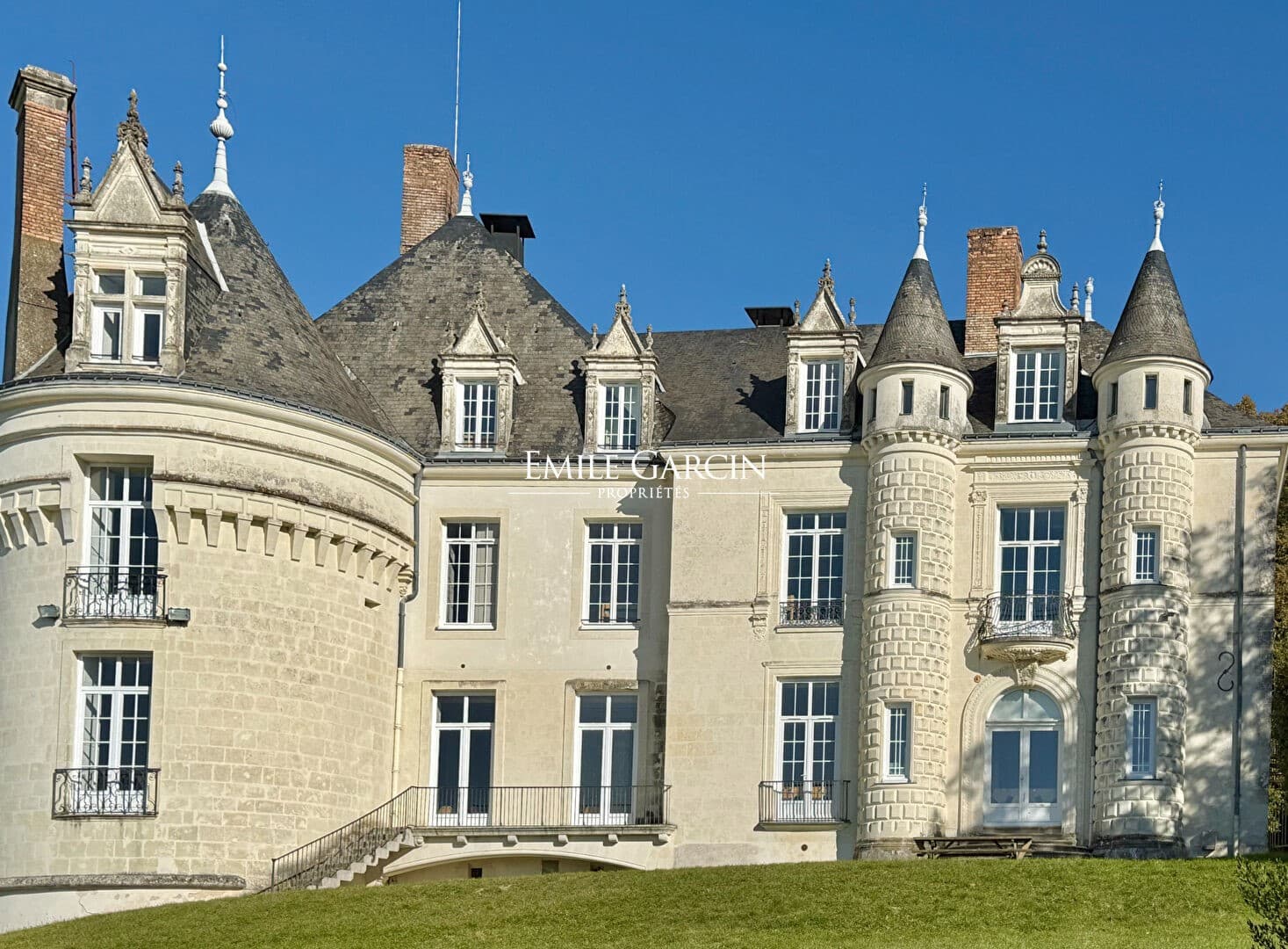 Castle 600 Sqm 11 Bedrooms — in Sarthe, Pays de la Loire