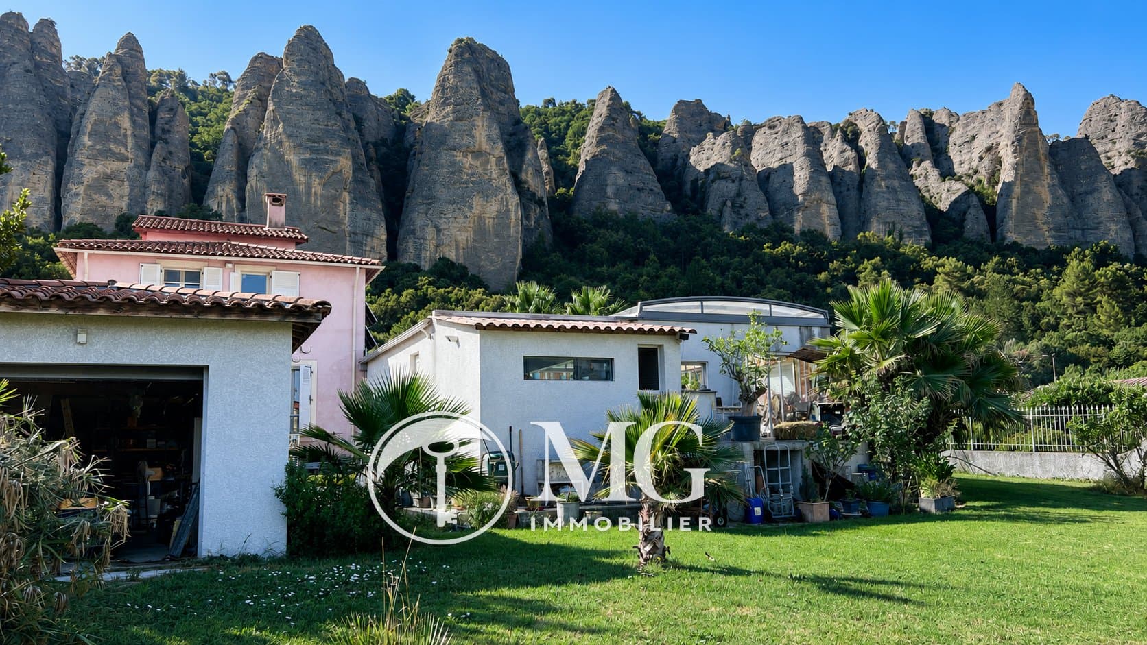 Charming House With Covered Pool And Beautiful View Of The Pénitents 3
