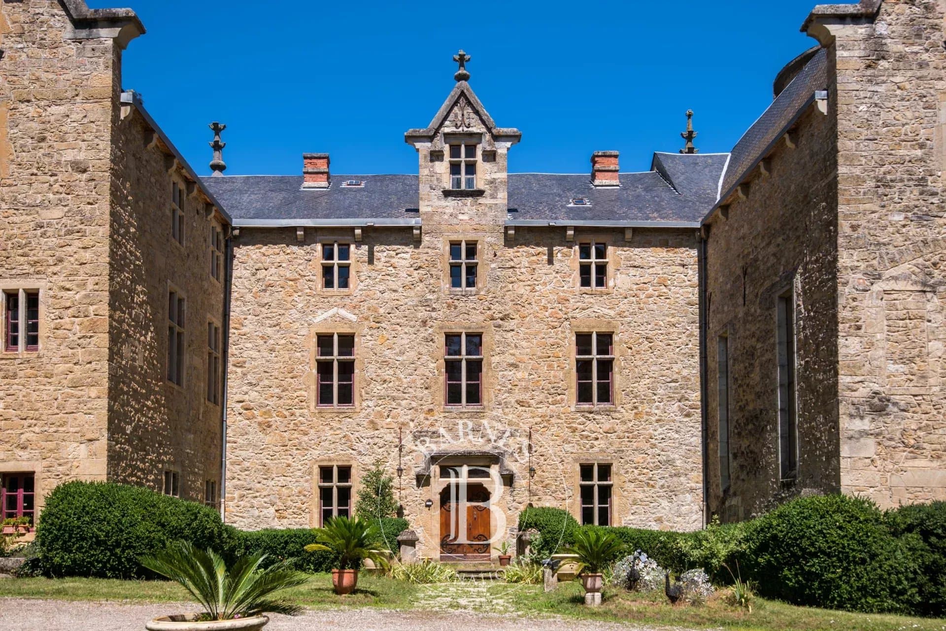 Historic Château With 8 Bedrooms And Expansive Parkland — Château for sale in France