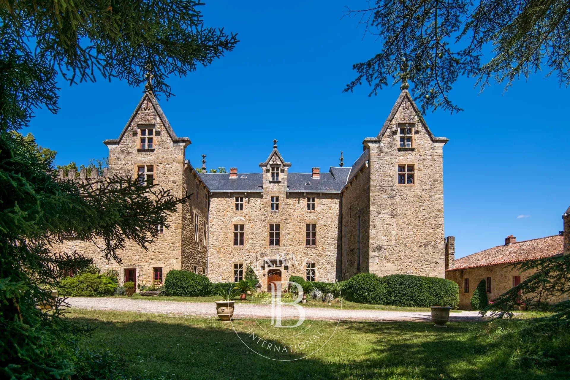 Historic Château With 8 Bedrooms And Expansive Parkland 3