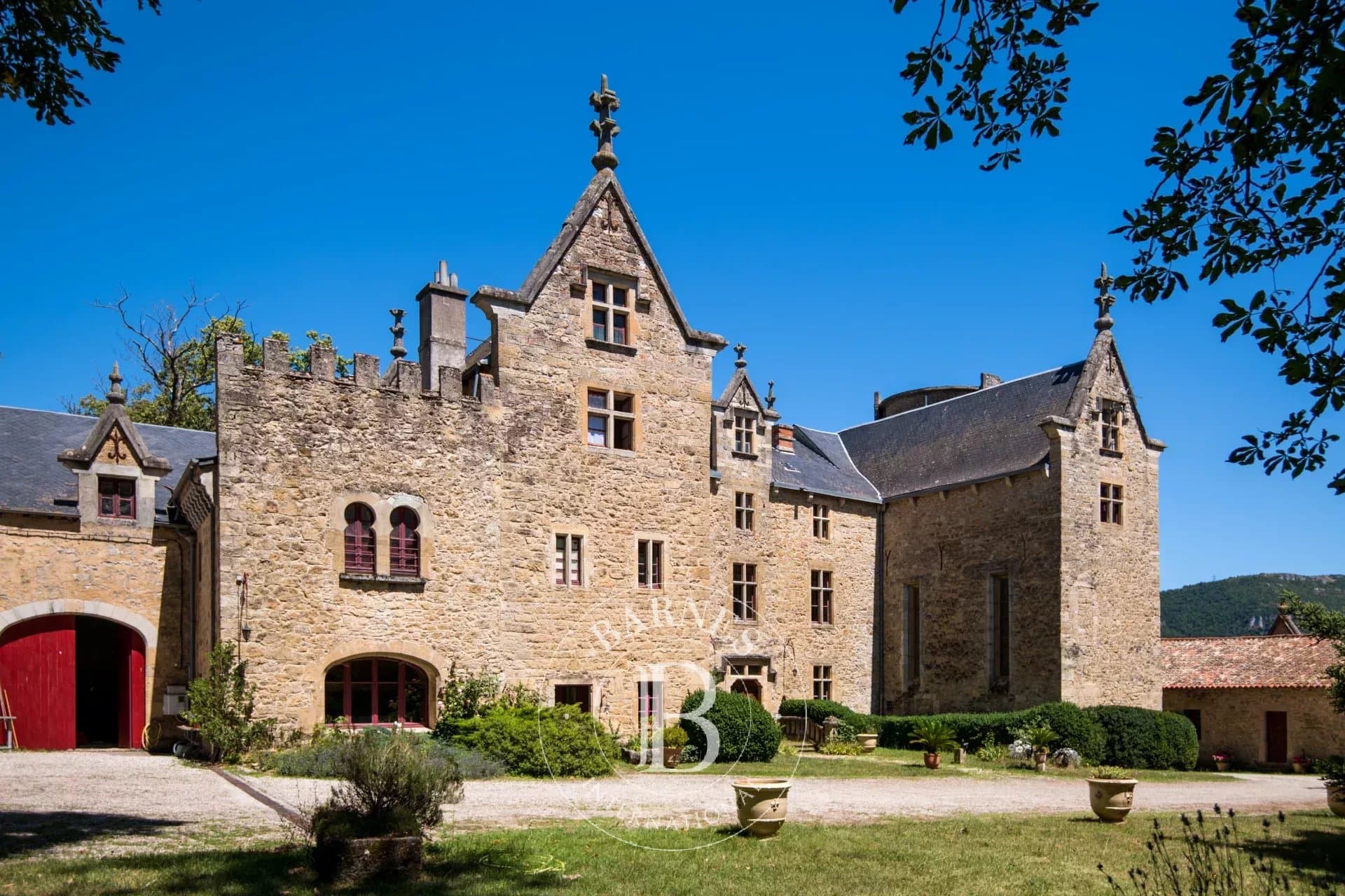 Historic Château With 8 Bedrooms And Expansive Parkland 4