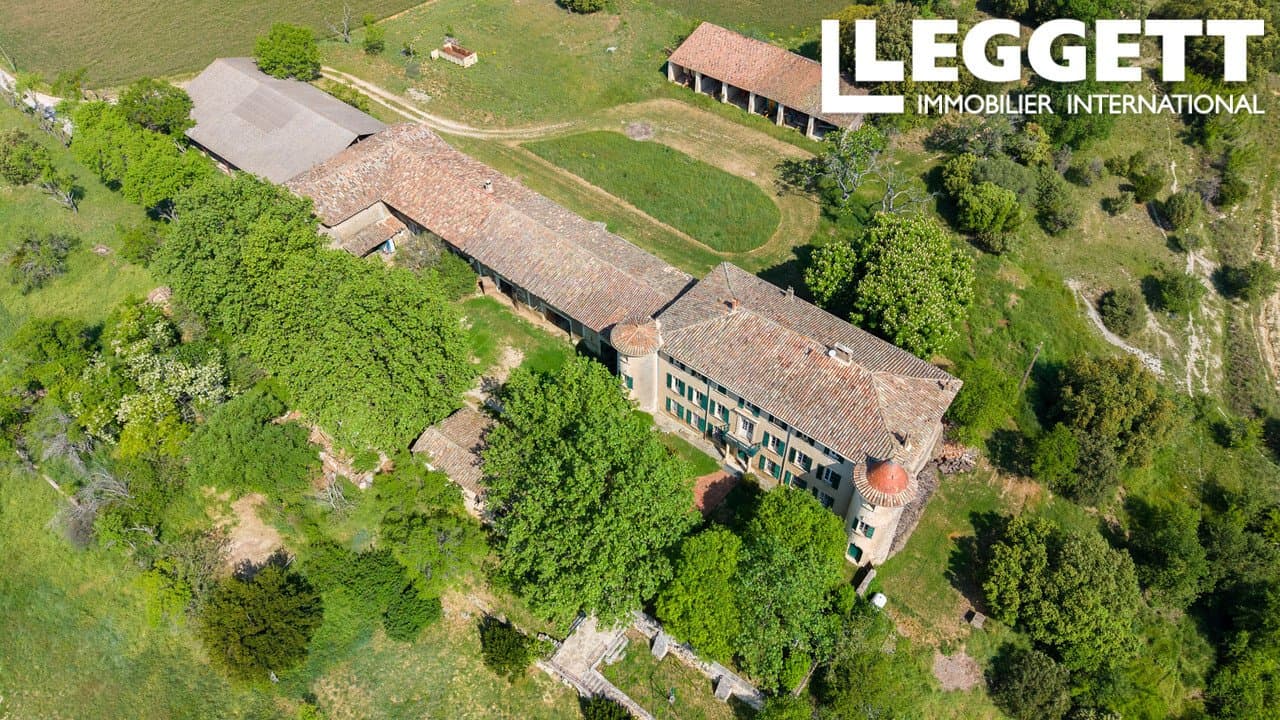 Magnificent 17th Century Château With Agricultural Buildings And 84 Hectares 4