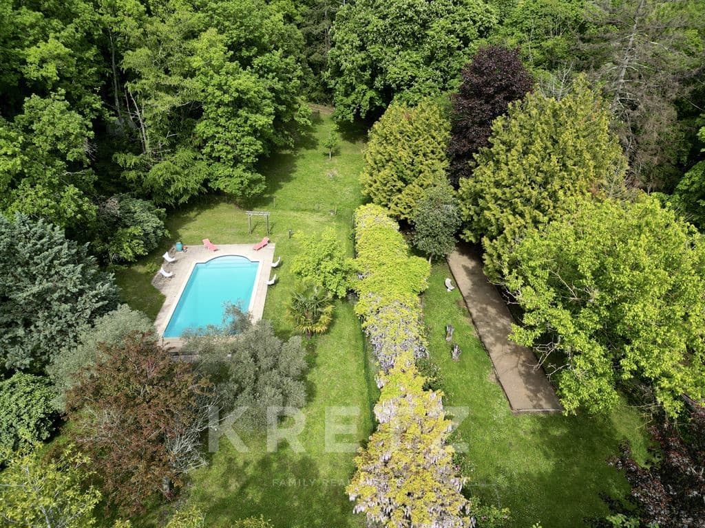 Elegant Château with 9 Bedrooms and Extensive Outdoor Amenities 3