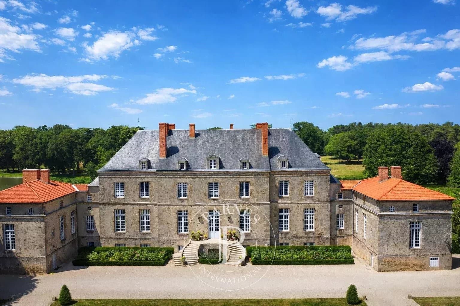 Elegant 18th Century Château With Guest House And 42 Hectares Of Land 3