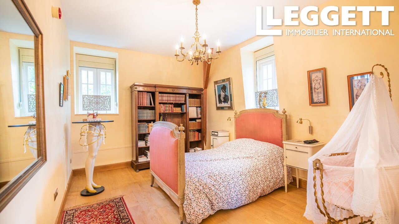 Magnificent Private Mansion Of 765m2, In The Heart Of Bethune. Quiet, Luminous, Historic, Ideal For 2