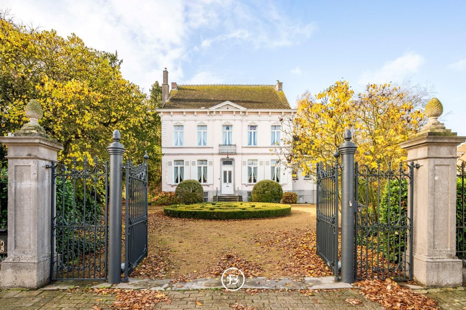 The Little Castle On Molenstraat, Watervliet — Medieval Castle for sale in Occitanie, France