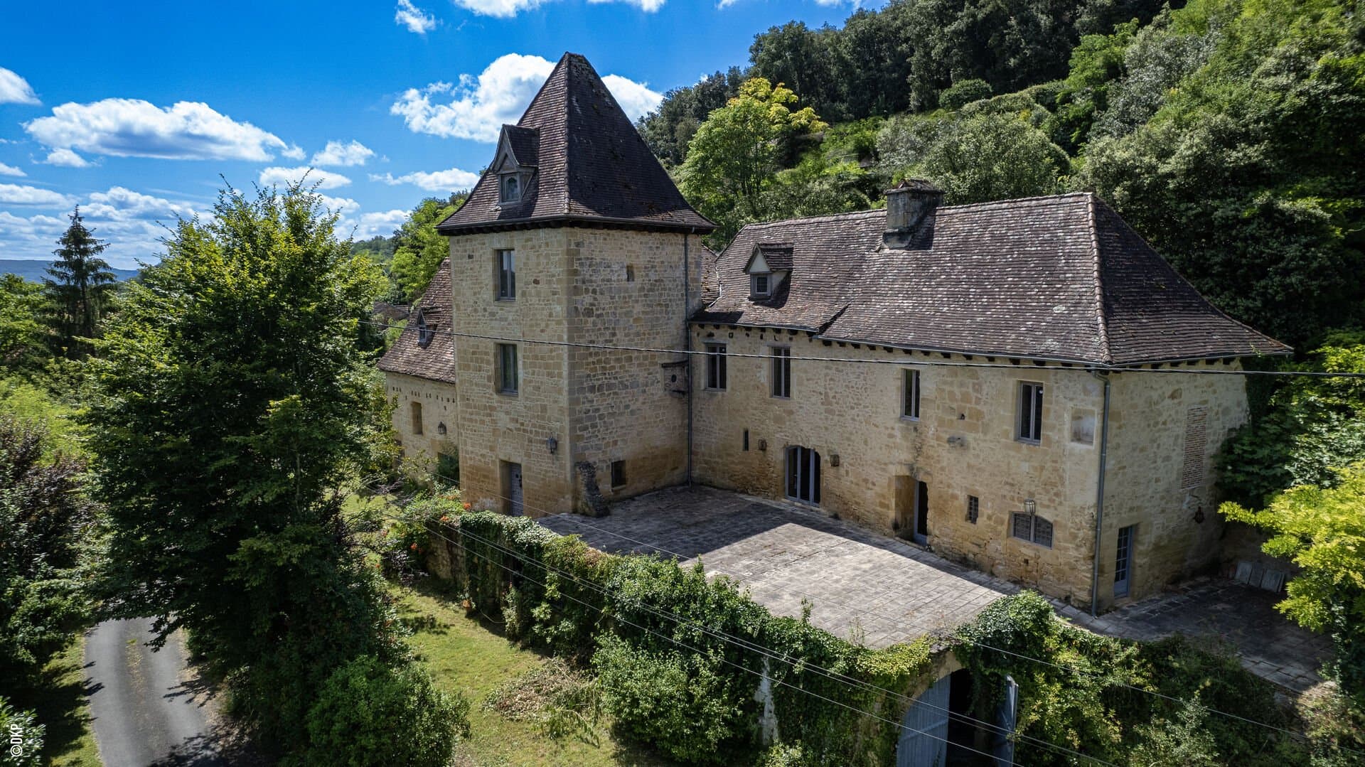 15 Minutes From Sarlat 13th Century Château To Renovate — Medieval Castle for sale in Nouvelle-Aquitaine, France