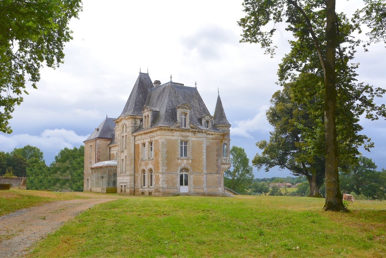 19th Century Château On 12 Hectares Bordering Deux Sèvres And Vendée