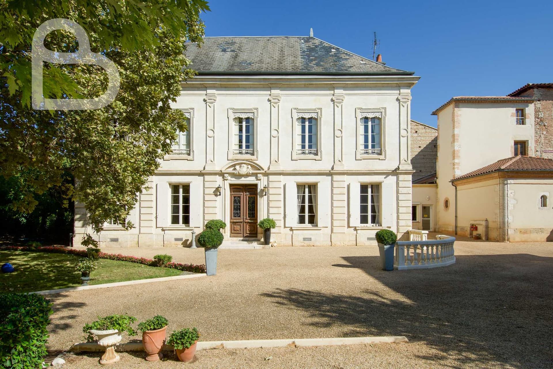 19th Century Mansion With Professional Kitchen In The Heart Of Agen — Medieval Castle for sale in Nouvelle-Aquitaine, France